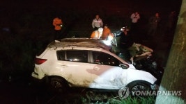 홍천서 승용차 가로수 들이받고 추락…군인 2명 사상