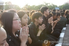 국왕 왕궁가는길 수백만 애도