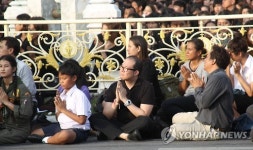 국왕 왕궁가는길 수백만 애도