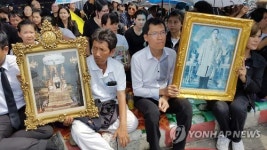 국왕 왕궁가는길 수백만 애도