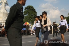 국왕 왕궁가는길 수백만 애도