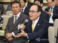 답변하는 김덕남 상이군경회 회장