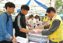 밥 먹으며 공부하세요…밥 푸는 우석대 총장