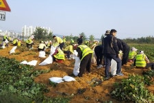 <카메라뉴스> 노는 땅 일궈 이웃 도와요