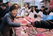 朴대통령, 구미 중앙시장 방문…새마을도시락 오찬