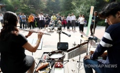 발걸음 멈추게 하는 야외 음악회