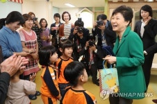 어린이에게 선물 받는 박 대통령