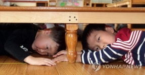 책상 아래로, 가방을 머리에…첫 전국규모 지진대피훈련