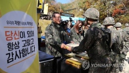 배식하는 병무청장