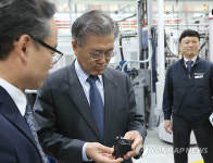 자동차 부품공장 둘러보는 문재인