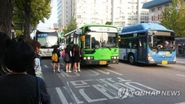 경찰버스가 막아버린 정류장