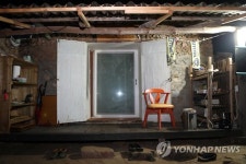 불 켜진 손학규 강진 토담집