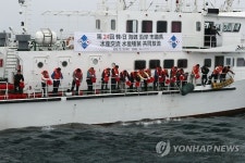 자주복 치어 방류하는 한일 수산관계자들