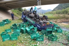 화물차 추락…소주병 와장창