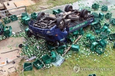 교통사고 추락 전복…소주병 와장창