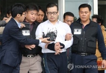 경찰서 나서는 사제총기 총격범 성병대