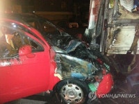 인사불성 운전자가 주택가 주차된 트럭 쾅…승용차 전소