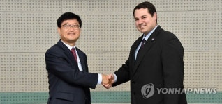 악수하는 한-파라과이 산림청장