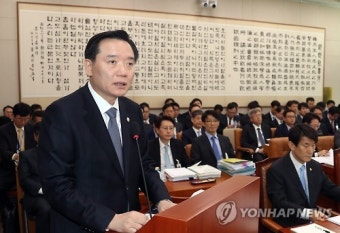 보고하는 김현웅 법무부 장관