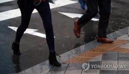 횡단보도 건너는 시민들