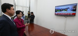 박 대통령 사과방송 지켜보는 추미애