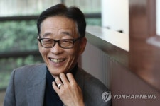 미소 짓는 권오성 목사