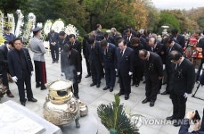 박정희 前대통령 37주기 추도식 차분한 분위기로 진행(종합)