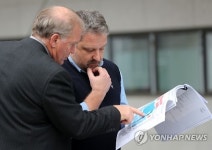 관동 하키센터 도면 보는 NHL 관계자들