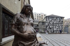 만삭의 위안부 동상