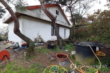 곰팡이집서 10년 농장노예 생활…남은 건 암과 폐렴 뿐