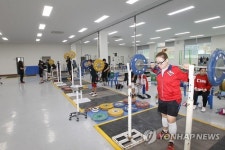 경남 고성에서 진행중인 한일 역도 교류전
