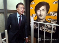 이한열 기념관 찾은 문재인