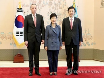 주한 독일대사로와 기념촬영하는 박 대통령