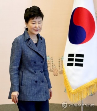 주한대사 신임장 제정식 참석하는 박 대통령