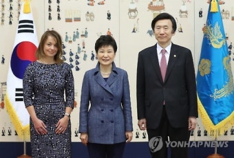 주한슬로베니아대사와 기념촬영하는 박 대통령