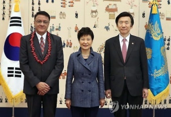 주한사모아대사와 기념촬영하는 박 대통령