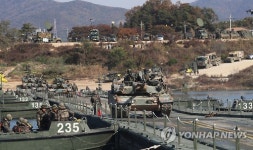 도하하는 전차들