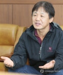 인터뷰하는 김춘보 월림리 이장