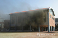 초등학교 건물에서 새 나오는 검은 연기