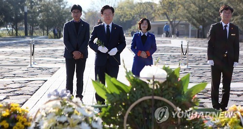 이재명, 봉하 찾아 노무현 정신 계승 다짐…TV토론 준비에 분주