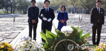 이재명, 봉하 찾아 노무현 정신 계승 다짐…TV토론 준비에 분주
