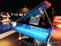 "피아노 색동옷 입다"…통영서 이색 피아노 전시회