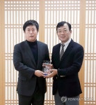 정찬민 시장, 이와이엘에 감사패 전달