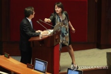 샤머니즘 질의 이재정 의원, 총리에 오방끈 전달