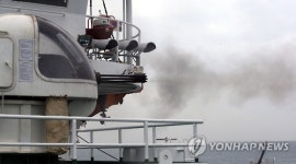 해경, 극렬저항 中어선 30여척에 M60 95발 사격