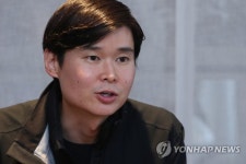 인터뷰하는 데니스 황