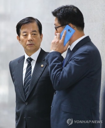 국회 복도에서 대기하는 국방장관