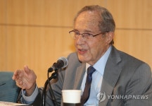 기자 간담회 하는 윌리엄 페리