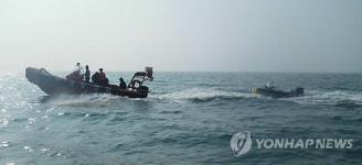 표류 레저 보트 구조하는 해경