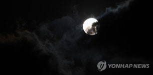 구름에 가린 슈퍼문